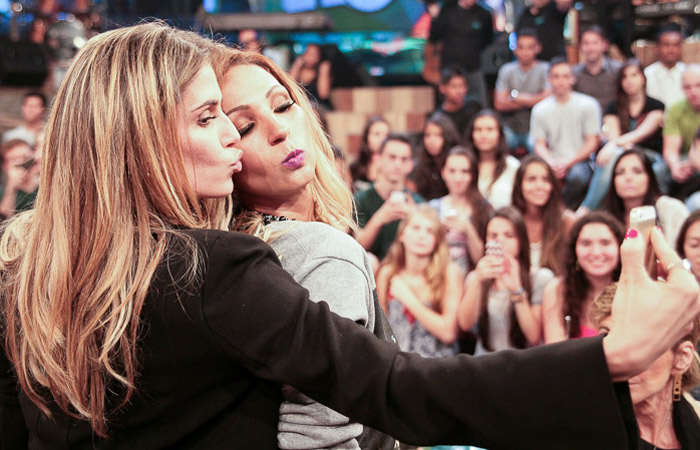 Deborah Secco e Valesca Popozuda fazem selfie no Altas Horas