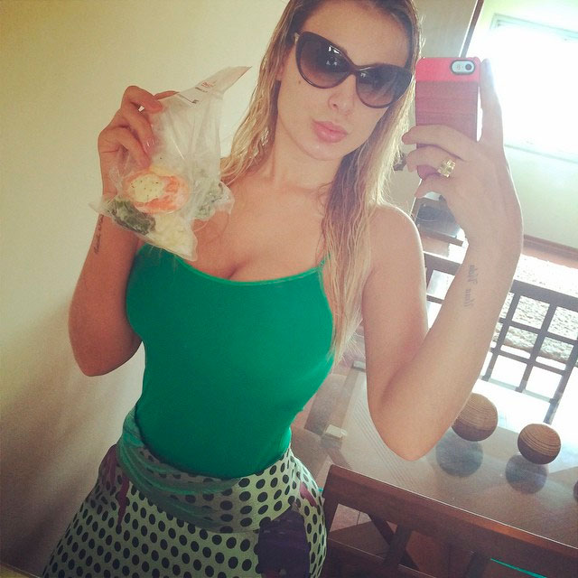 Andressa Urach tira selfie no espelho e conta segredo de sua dieta