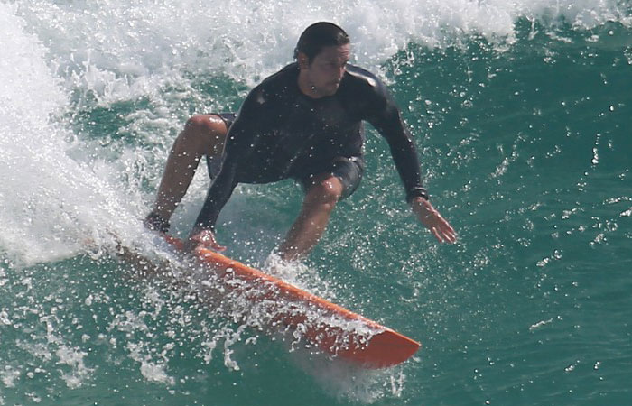  Habilidade! Vladimir Brichta pega onda na Barra da Tijuca, no Rio 