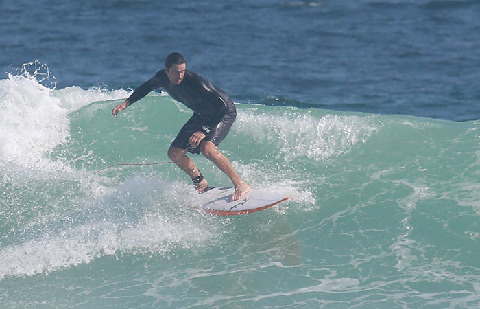  Habilidade! Vladimir Brichta pega onda na Barra da Tijuca, no Rio 