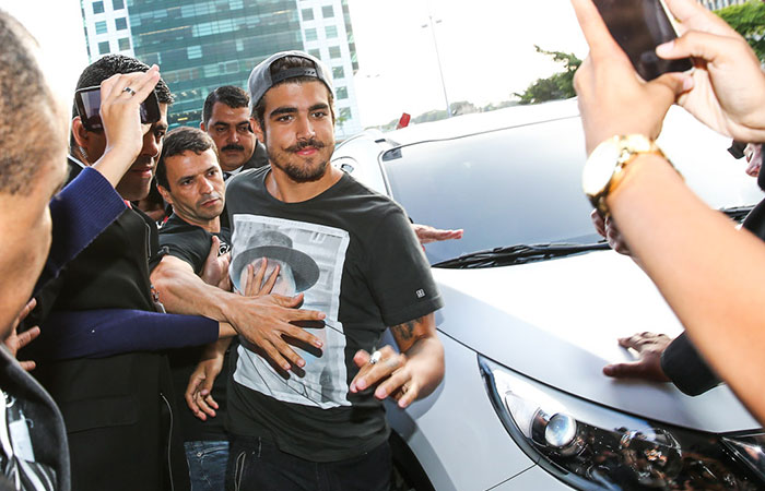 Caio Castro leva fãs ao delírio em chegada de evento 