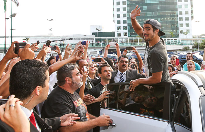 Caio Castro leva fãs ao delírio em chegada de evento 