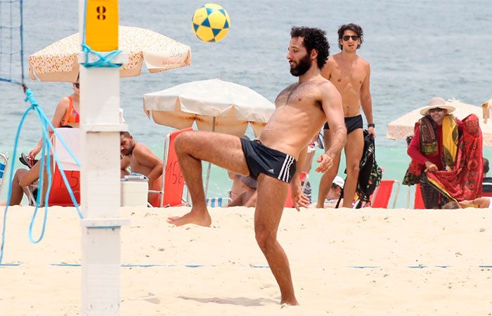 Mouhamed Harfouch joga partida de futevôlei com amigos em praia carioca 