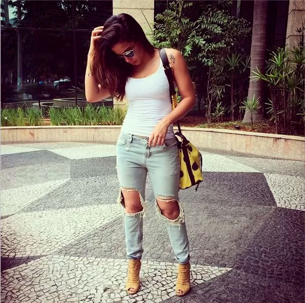 - Anitta usa jeans com rasgo no joelho e mostra visual no Instagram 