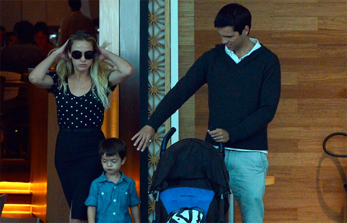 Juliana Silveira almoça com o filho Bento em shopping carioca