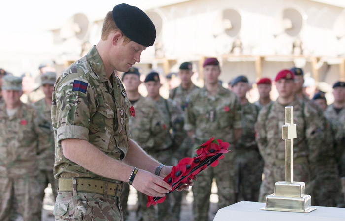 Príncipe Harry volta para casa depois de enfrentar a guerra no Afeganistão