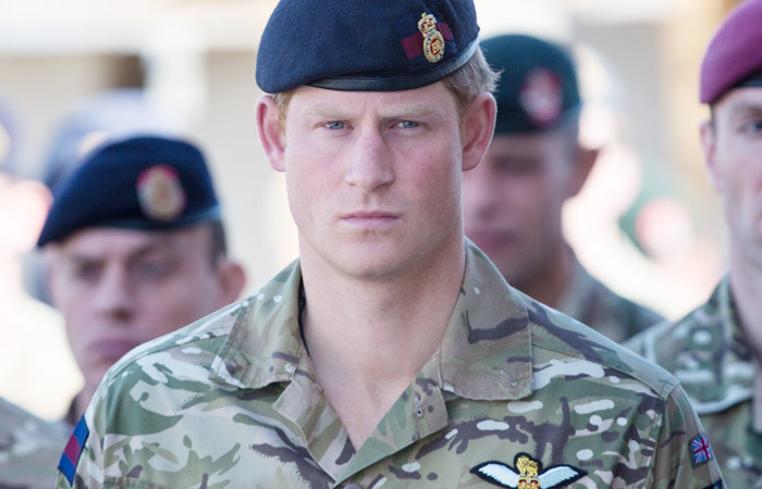 Príncipe Harry volta para casa depois de enfrentar a guerra no Afeganistão