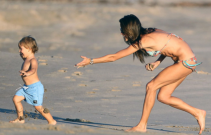  Alessandra Ambrósio ‘desfila’ seu corpão pelas areias de Malibu