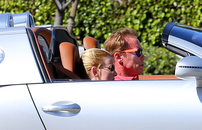 Arnold Schwarzenegger passeia com namorada em carrão de US$ 2,2 milhões