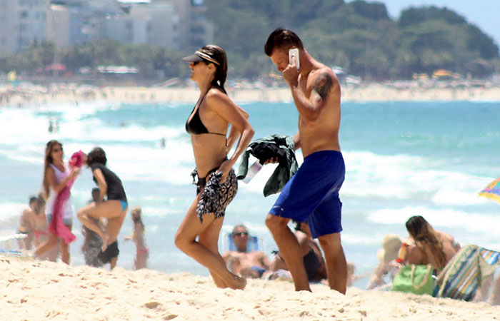 Rodrigo Hilbert e Fernanda Lima curtem praia juntos no Leblon