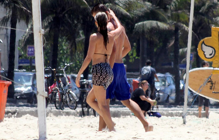 Rodrigo Hilbert e Fernanda Lima curtem praia juntos no Leblon