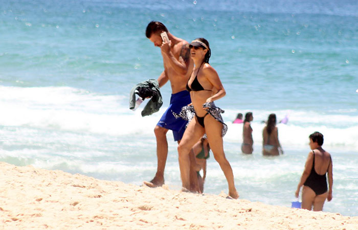 Rodrigo Hilbert e Fernanda Lima curtem praia juntos no Leblon