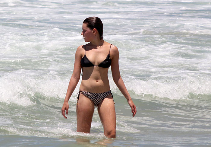 Bruna Linzmeyer toma banho de mar na praia do Leblon