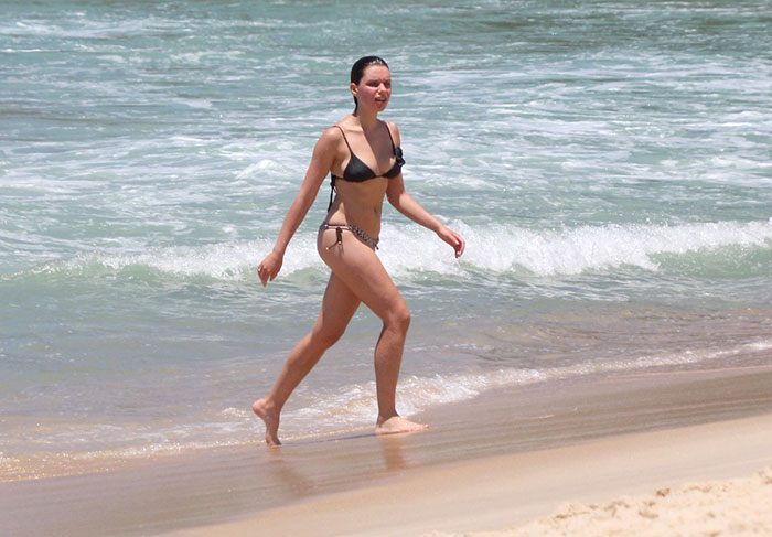 Bruna Linzmeyer toma banho de mar na praia do Leblon