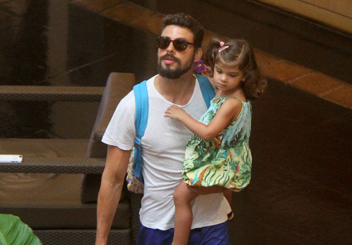 Cauã Reymond leva a filha para passeio no shopping