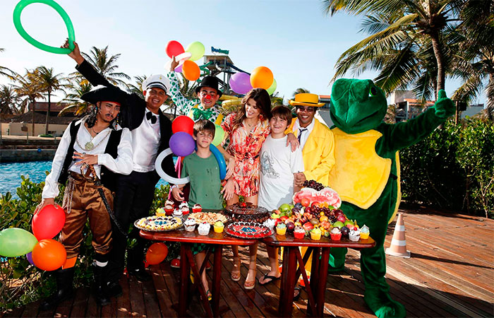 Isabeli Fontana celebra o aniversário do caçula em parque de Fortaleza