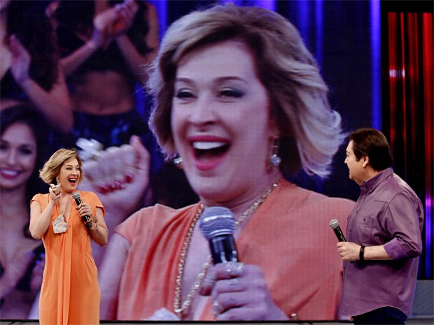 Faustão recebe personagem de Cláudia Raia em gravação do seu programa