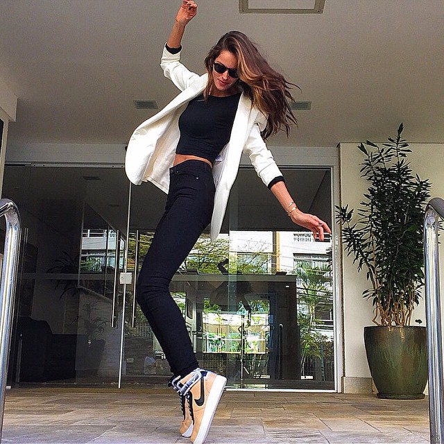 Izabel Goulart imita Michael Jackson em foto