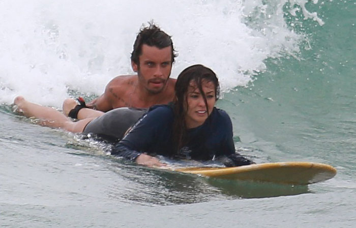 arol Nakamura faz aula de surf na Praia da Macumba