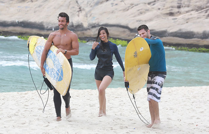 arol Nakamura faz aula de surf na Praia da Macumba