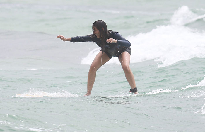 arol Nakamura faz aula de surf na Praia da Macumba