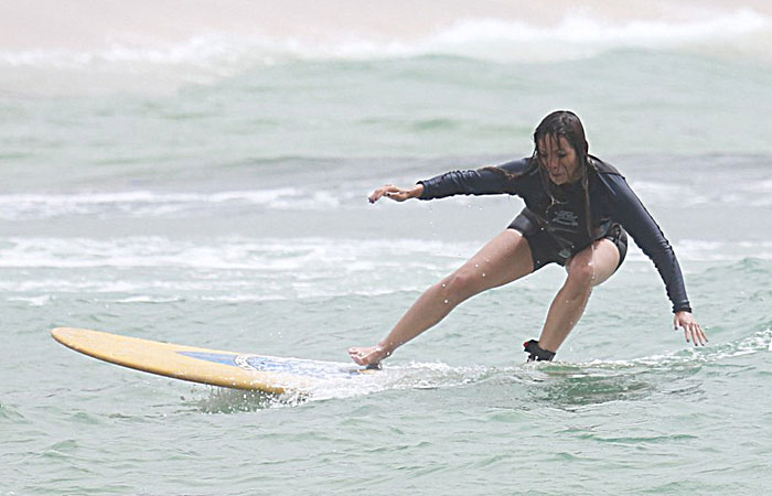 arol Nakamura faz aula de surf na Praia da Macumba