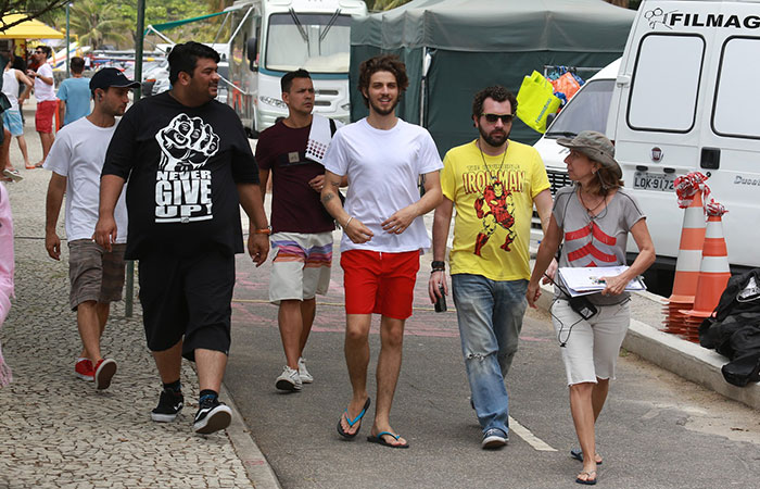 Chay Suede grava comercial em clima descontraído, no Rio