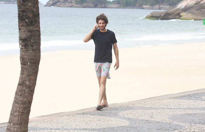 Chay Suede grava comercial em clima descontraído, no Rio