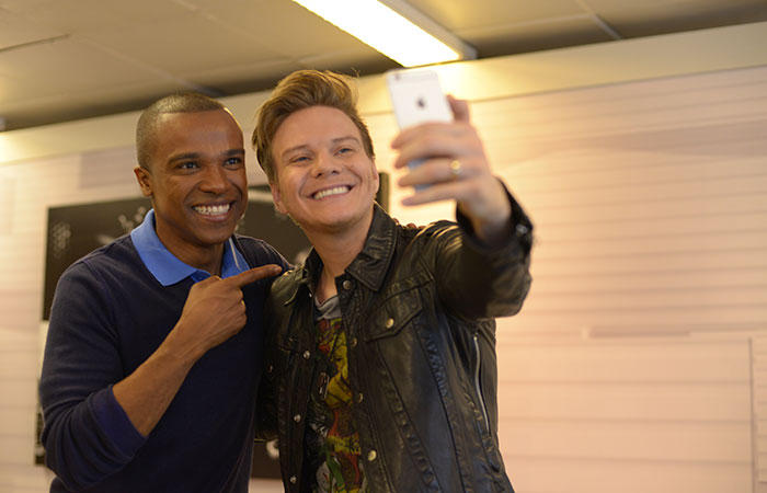  Michel Teló faz selfie com Alexandre Pires no Projac