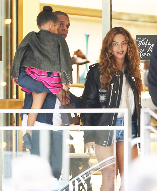 Pernas de Beyoncé ficam em evidência durante passeio em família