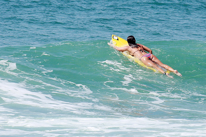 Dani Suzuki pega onda na Praia da Macumba, no Rio
