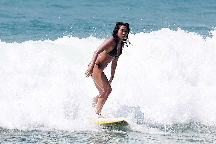 Dani Suzuki pega onda na Praia da Macumba, no Rio