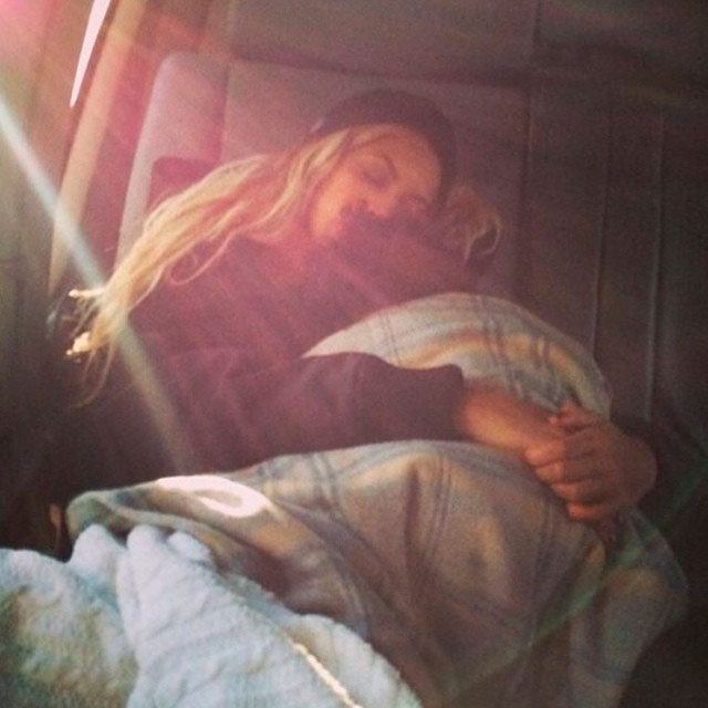 Beyoncé aproveita voo para descansar com Blue Ivy