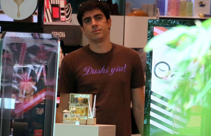 De folga, Marcelo Adnet faz compras em shopping carioca