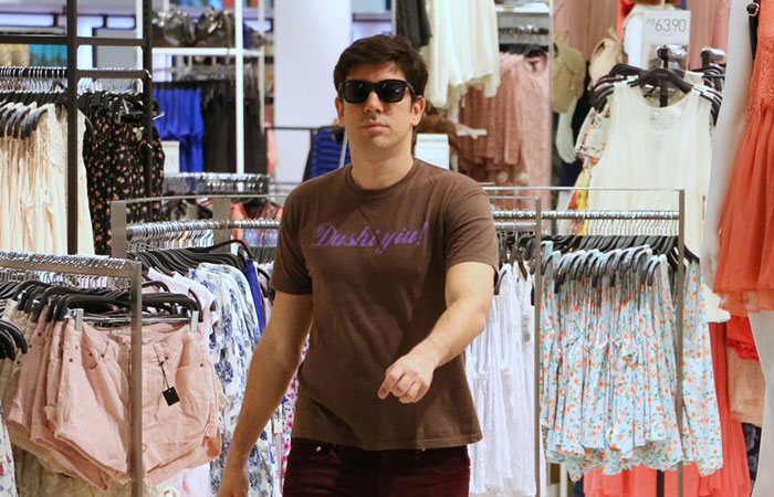 De folga, Marcelo Adnet faz compras em shopping carioca