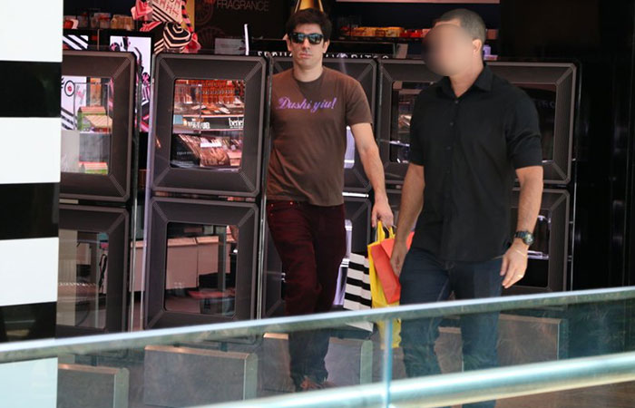 De folga, Marcelo Adnet faz compras em shopping carioca