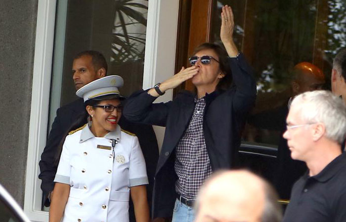  Paul Mccartney acena e manda beijos para fãs ao deixar hotel no Rio de Janeiro 