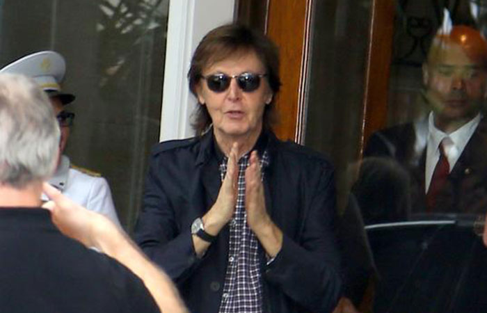  Paul Mccartney acena e manda beijos para fãs ao deixar hotel no Rio de Janeiro 