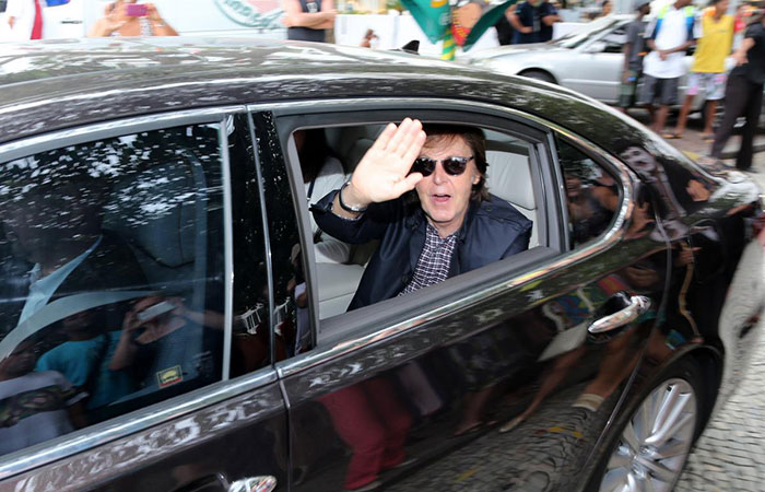  Paul Mccartney acena e manda beijos para fãs ao deixar hotel no Rio de Janeiro 