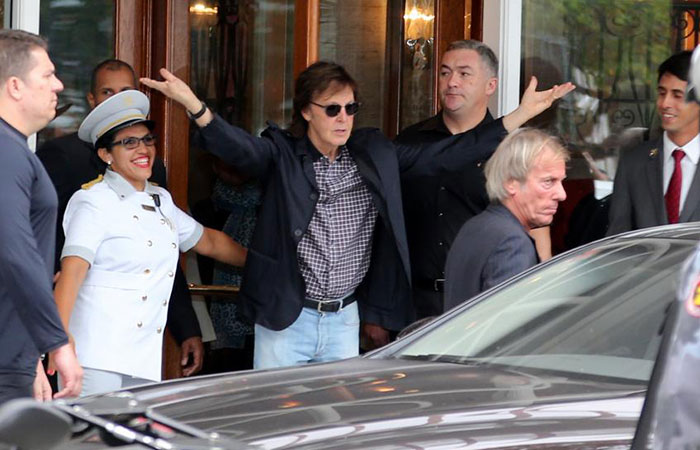  Paul Mccartney acena e manda beijos para fãs ao deixar hotel no Rio de Janeiro 