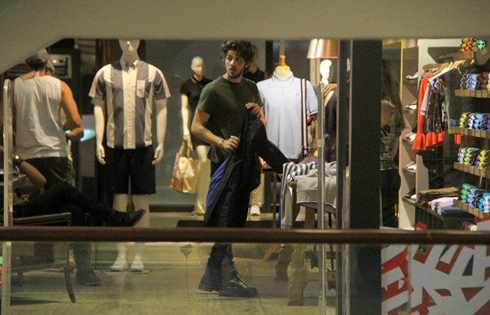 Chay Suede tira a tarde para fazer compras