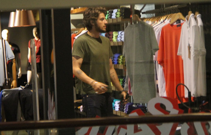 Chay Suede tira a tarde para fazer compras