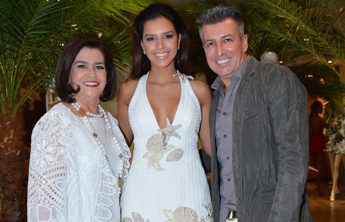 Já no clima de verão, Mariana Rios usa vestido curtinho cheio de conchas