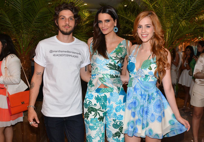 Sophia Abrahão e Chay Suede posam juntos em evento de moda