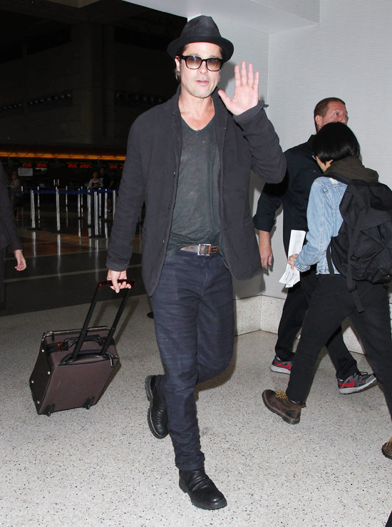 Brad Pitt surge em aeroporto com visual ‘Homens de Preto’