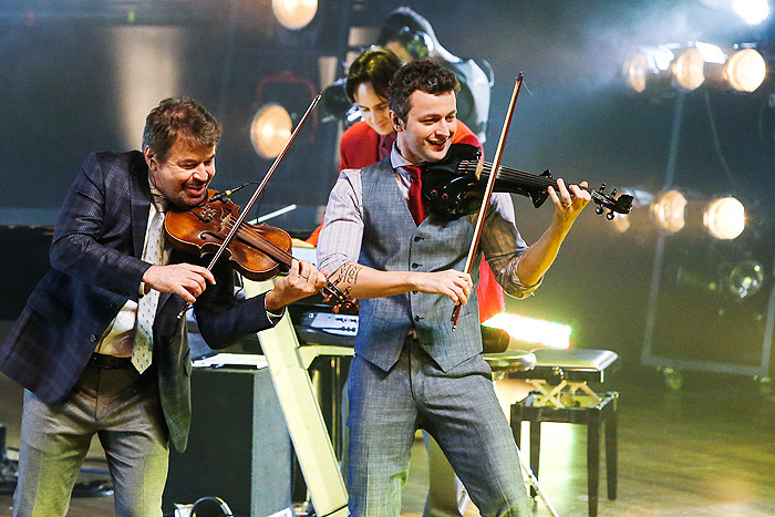 Lucas Lima e Moisés Lima tocam violino no show de gravação dos 20 anos da Família Lima em São Paulo