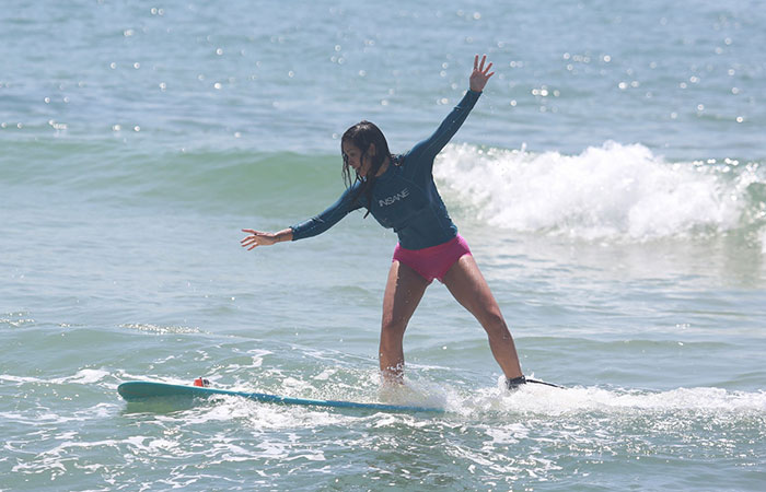 Carol Nakamura consegue pegar onda em aula de surf