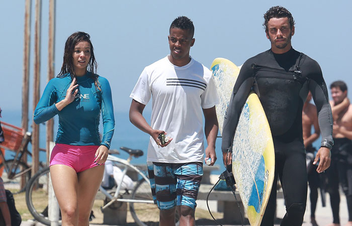 Carol Nakamura consegue pegar onda em aula de surf