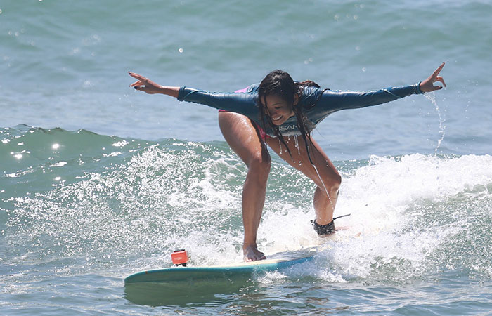 Carol Nakamura consegue pegar onda em aula de surf