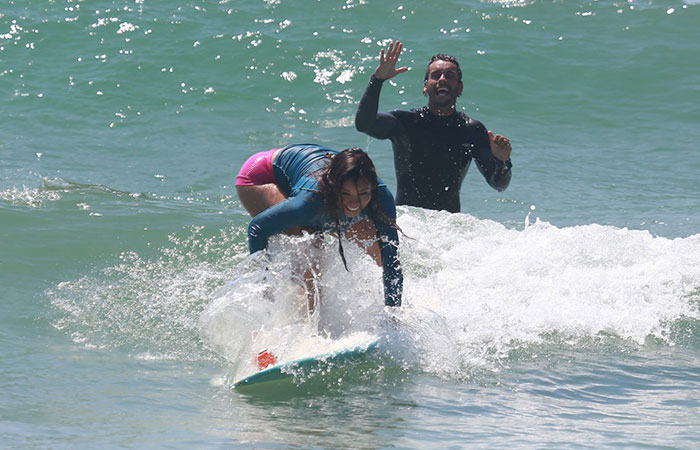 Carol Nakamura consegue pegar onda em aula de surf